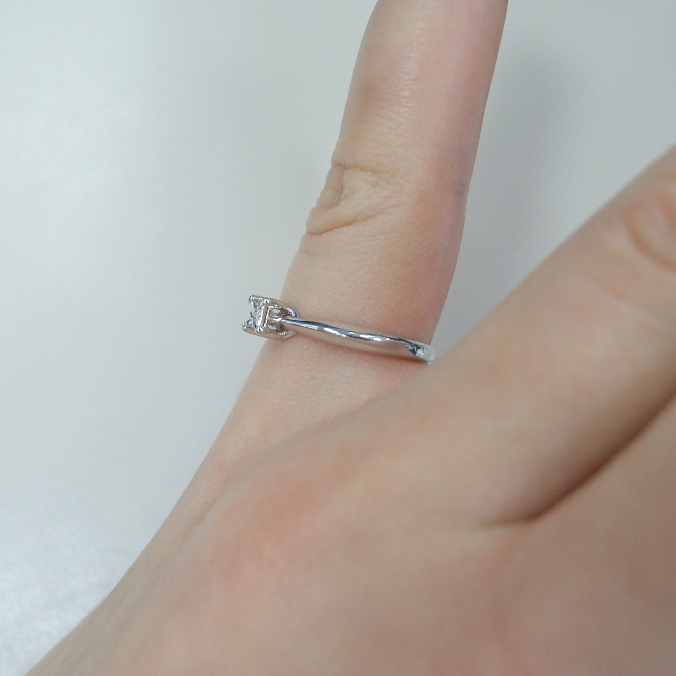 Серебряное кольцо с бриллиантом
